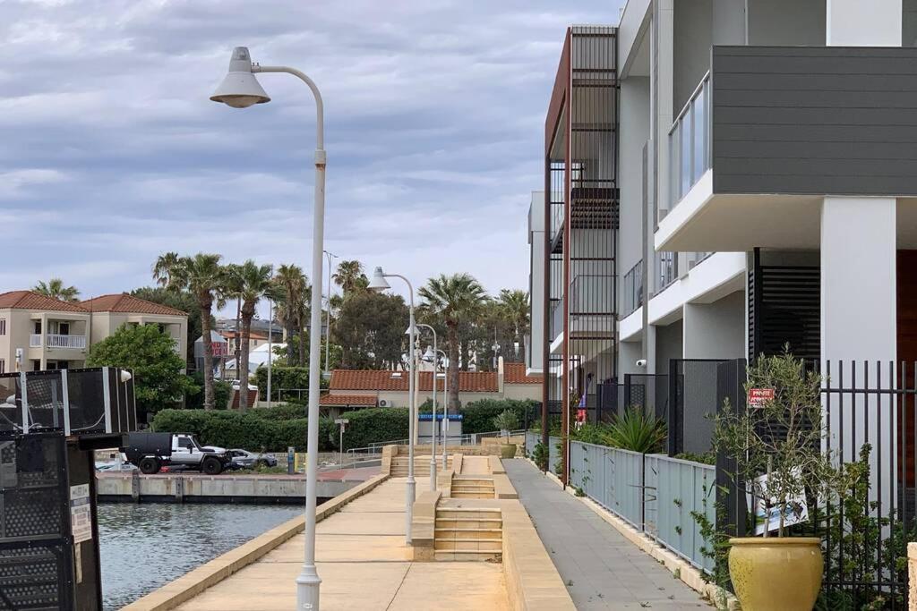 Mariner'S Cove ~ Luxe Waterfront Apartment Mindarie Exteriör bild